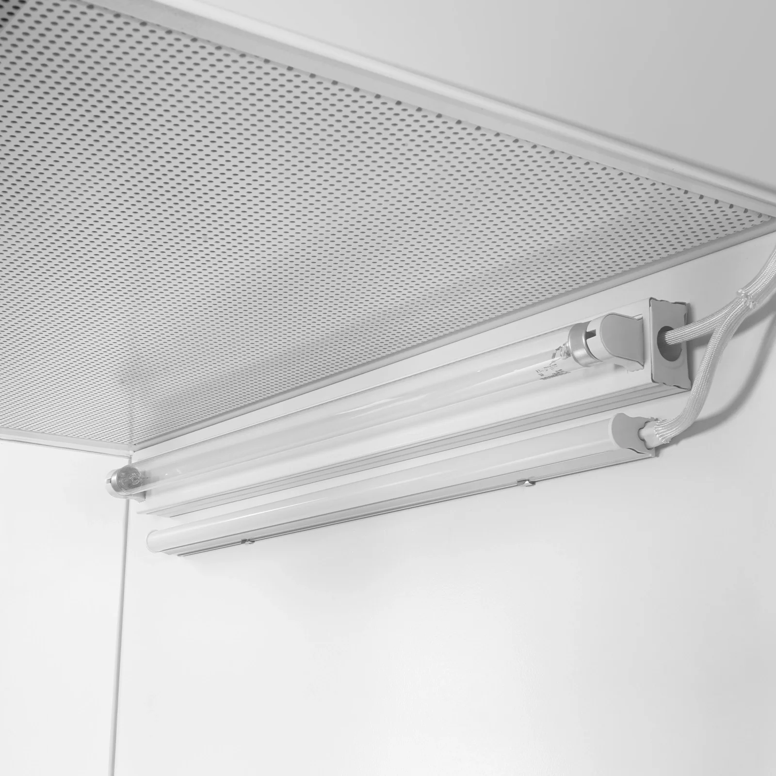 26" Wide CB-65Slim Desktop Vertical Laminar Flow Clean Bench with HEPA Filtration & UV Sterilization | ISO Class 5 - Image 8